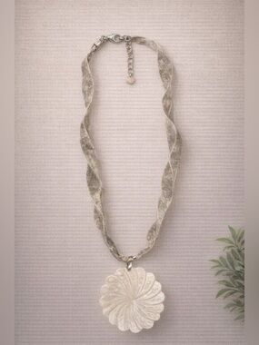 Freyja Collection White Floral Pendant Necklace — Boutique Ribbon Chain